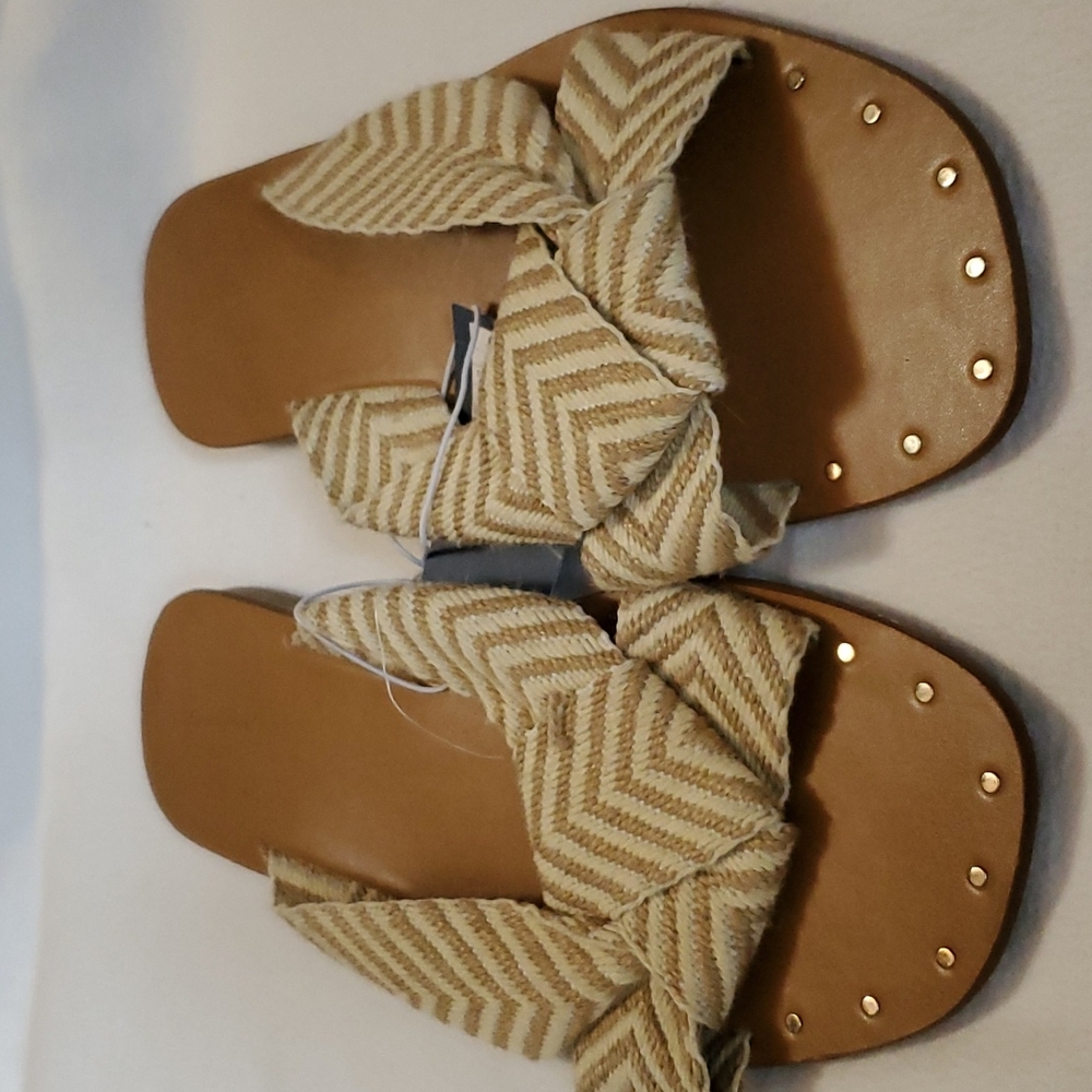 UNIVERSAL THREAD SIZE 11 SANDALS